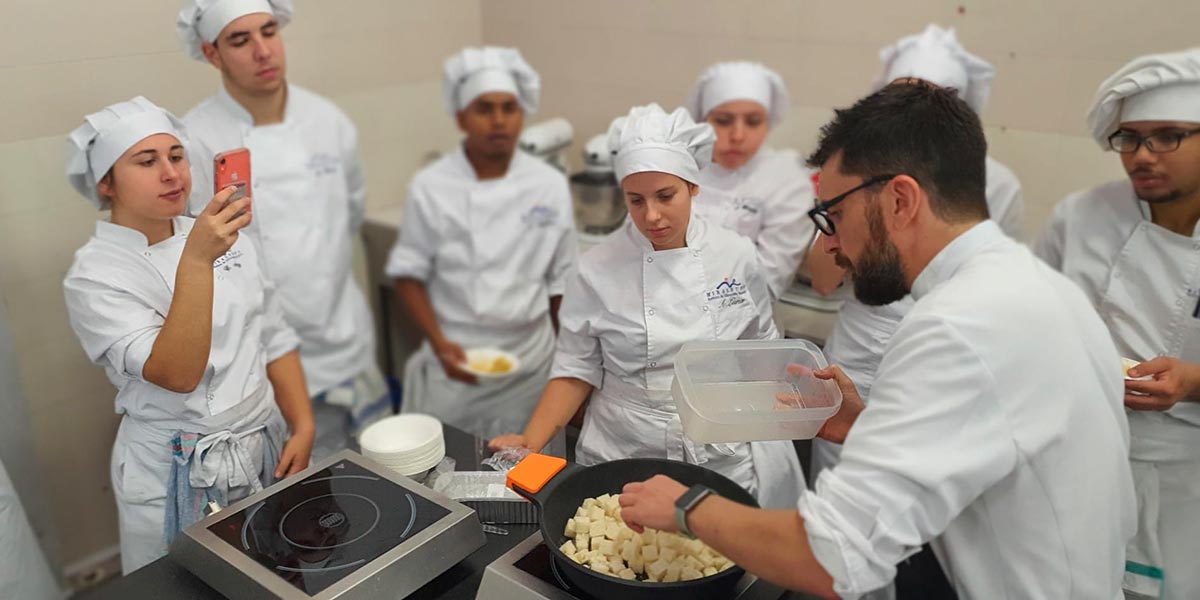 Los alumnos y alumnas de la Escuela de Hostelería pueden descubrir en cuatro formaciones las bondades del producto cincovillés 3