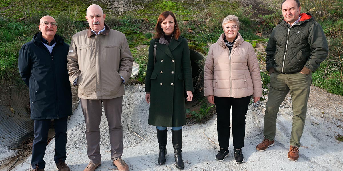 Bernardo Ciriza, vecino de Falces, el consejero Aierdi, la directora general de Medio Ambiente, Ana Bretaña, la alcaldesa de Falces, Gloria Olcoz y Joaquín de Carlos, secretario del ayuntamiento