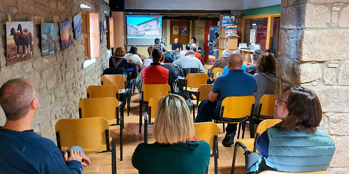 El Congreso de Periodismo de Urriés, que alcanza este año su sexta edición, congrega a profesional del sector para abordar temas de actualidad, este año, la escasez de vivienda en el mundo rural