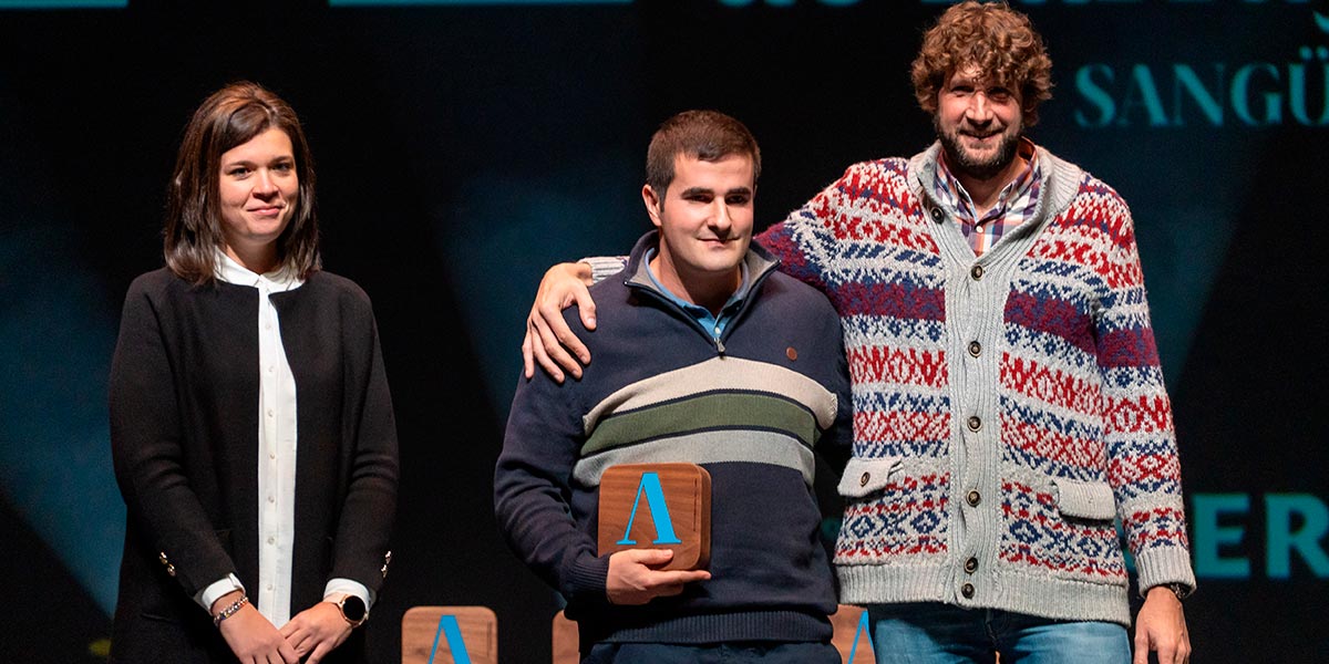 Esther Burgui (UCAN) junto al ganador y los finalistas del premio Relevo en el Campo