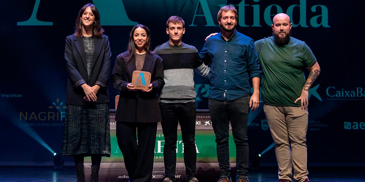 Idoia Esnaola (BCC) junto a la ganadora y los finalistas del premio Embajadores Emrergentes del Producto Navarro