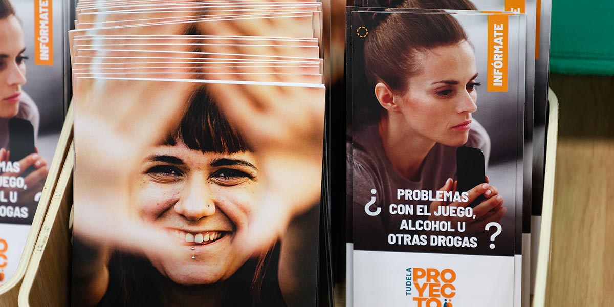 Carteles y folletos de los servicios de Proyecto Hombre en Tudela