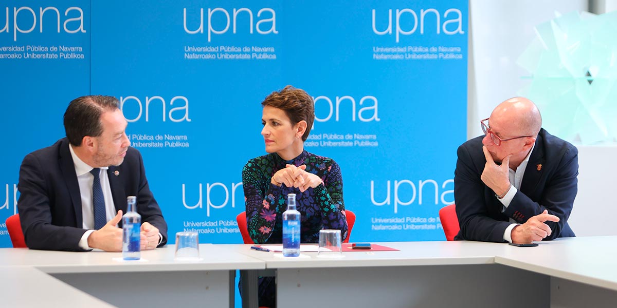 El rector de la UPNA, Ramón Gonzalo, la Presidenta Chivite y el consejero de Educación, Carlos Gimeno, en un momento del encuentro