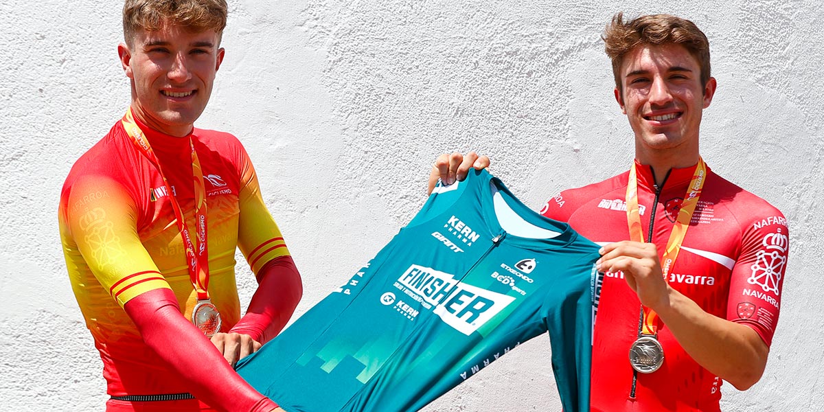 Unai y Hugo Aznar Vijuesca, ciclistas profesionales de Cortes, con la camiseta de Kern Pharma