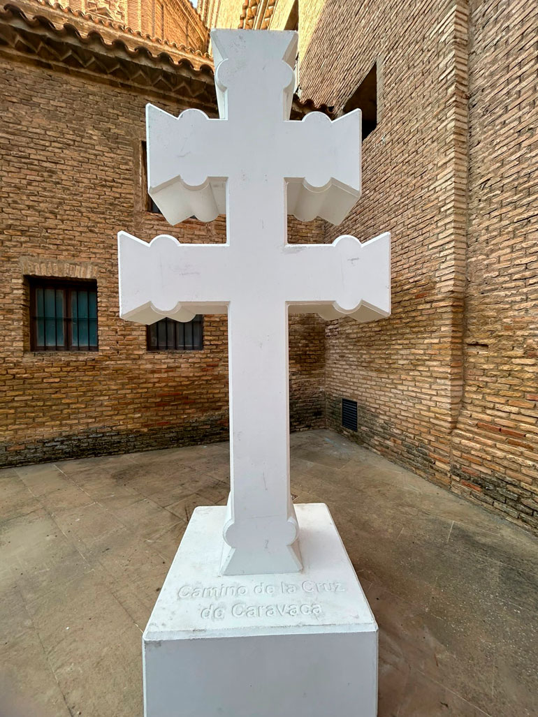 La Cruz lleva la inscripción ‘Camino de la Cruz de Caravaca’ en su base de 0,40 metros