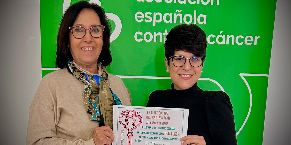Mónica Lozano haciendo entrega de un cheque por valor de 850€ a la Asociación Española Contra el Cáncer