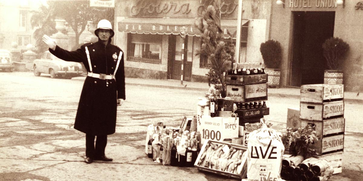 Hasta los años 1960 era costumbre en Navidad obsequiar a los guardias de circulación en Navidad. puerta de la Bolera y el Hotel La Unión. Fotografía: Luis M.ª Marín Royo