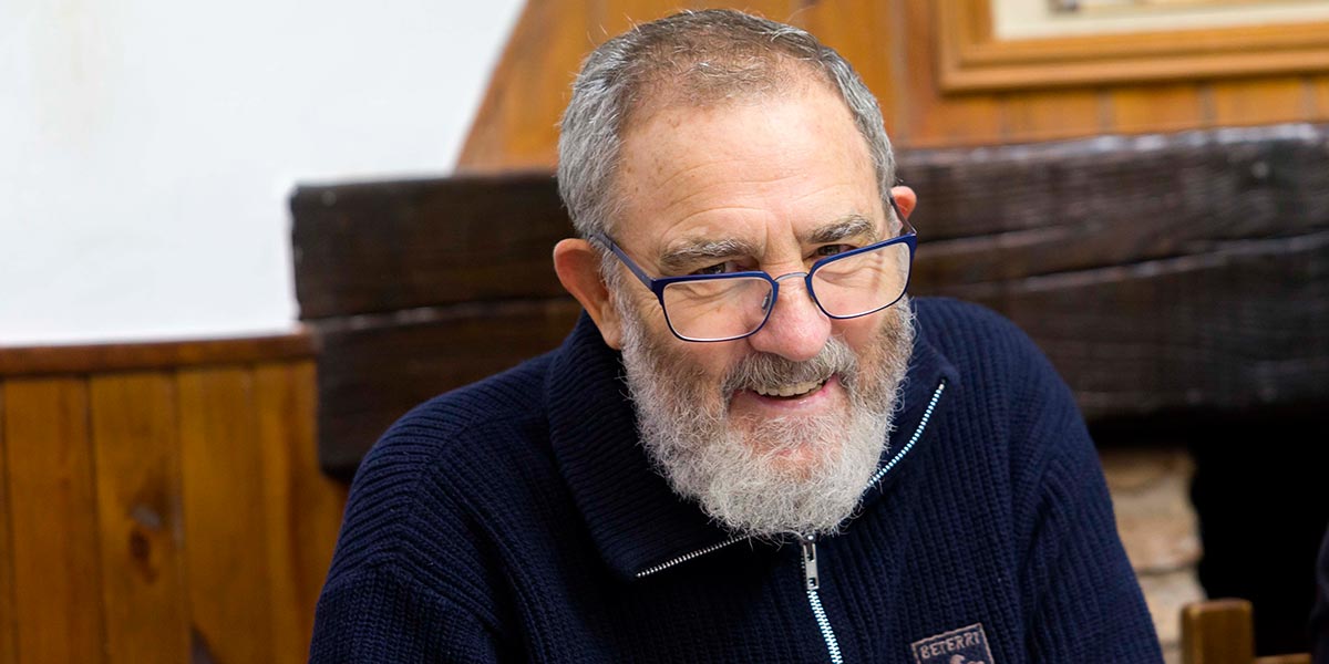 Este año el Premio Olentzero recae en Daniel López Moreno quien durante muchos años ha encarnado con dedicación la figura del carbonero en Tudela y numerosos pueblos de la Ribera