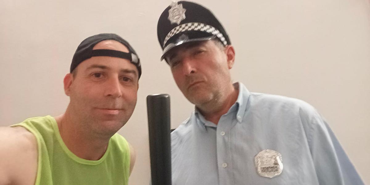 Javier Munárriz en el papel de policía