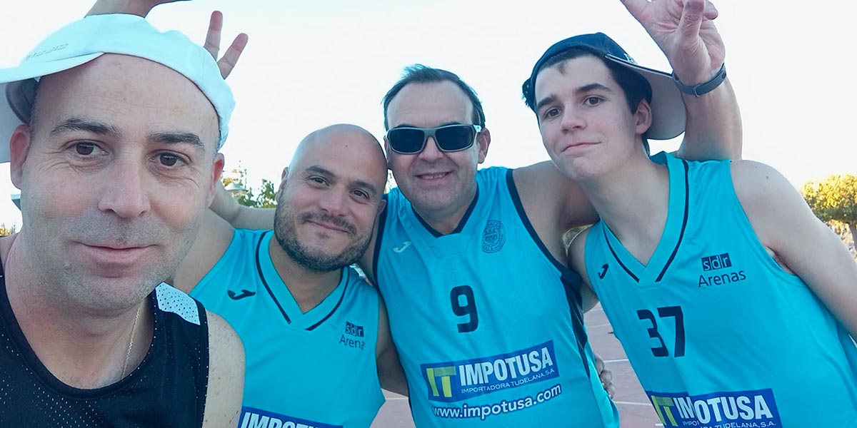 Adrián Fernández, Miguel Aguado y José Ángel Pardo con la camiseta de la SDR Arenas