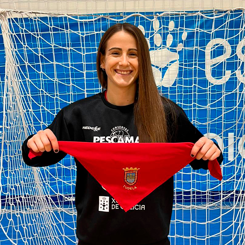 Carla Ayensa con su pañuelico de fiestas