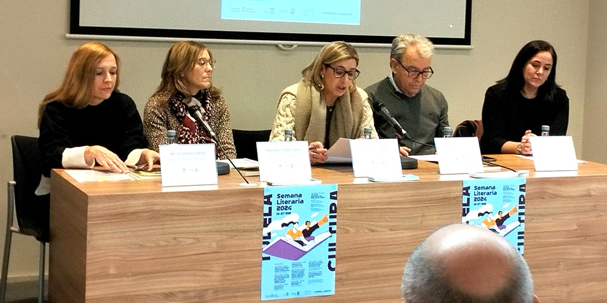 Los miembros del jurado de los concursos literarios