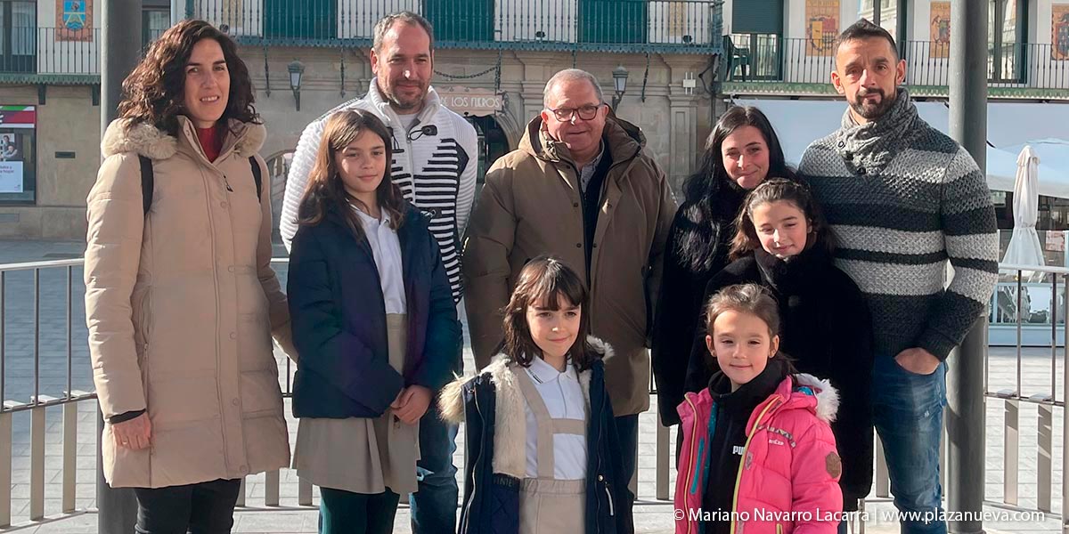 Las familias de Nadia Pardo Alfaro e India Moleón Alcalá con Miguel Ángel Vallejo Casado en el centro