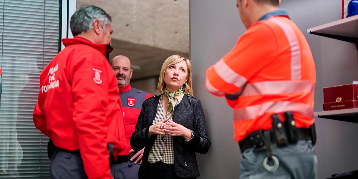 La consejera López conversa con agentes de la Policía Foral