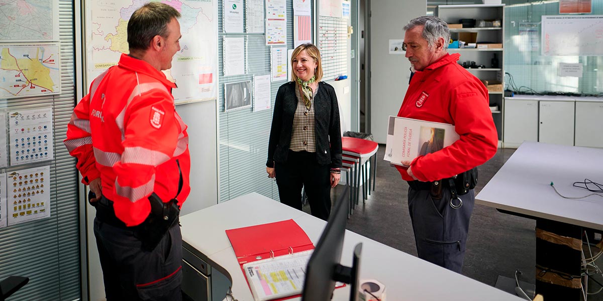 La consejera visita una de las oficinas de la comisaría