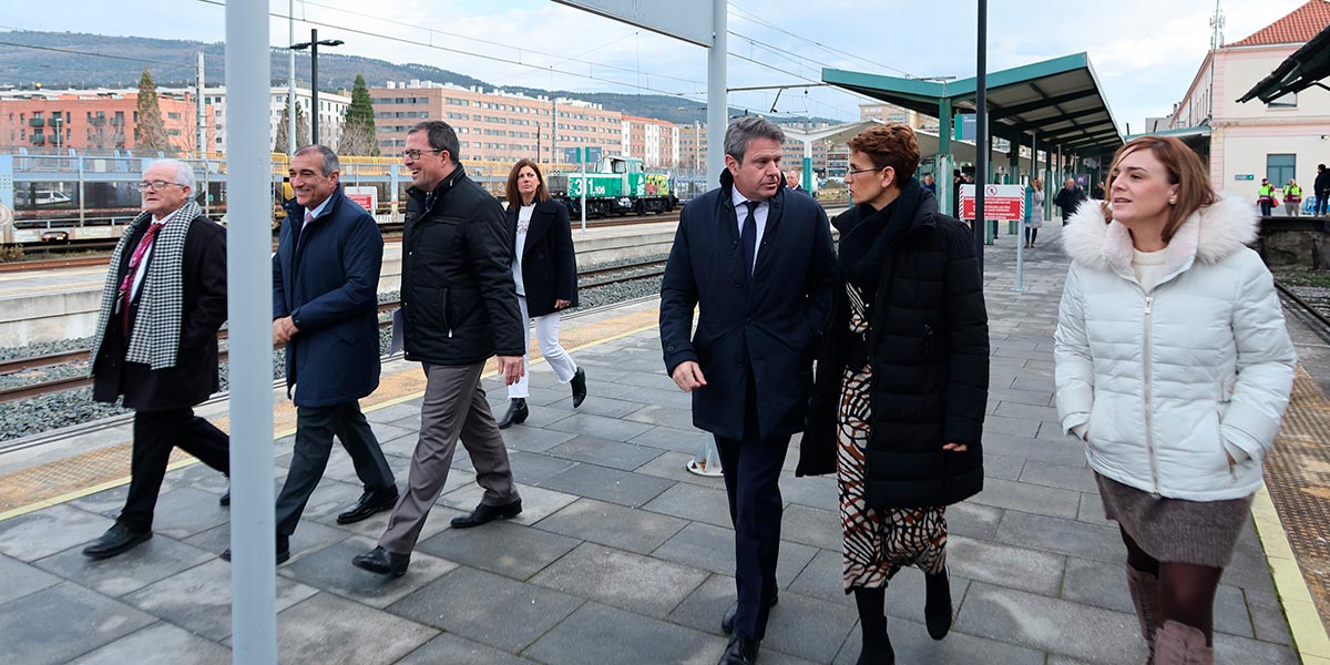 La Presidenta de Navarra, María Chivite y el secretario de Estado de Transportes y Movilidad Sostenible, José Antonio Santano, en la estación de tren de Pamplona
