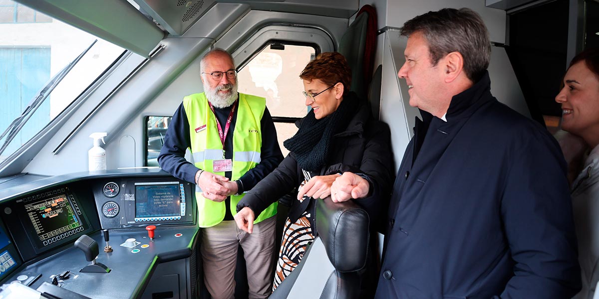 La Presidenta de Navarra, María Chivite y el secretario de Estado de Transportes y Movilidad Sostenible, José Antonio Santano, en la visita a la estación de tren de Pamplona