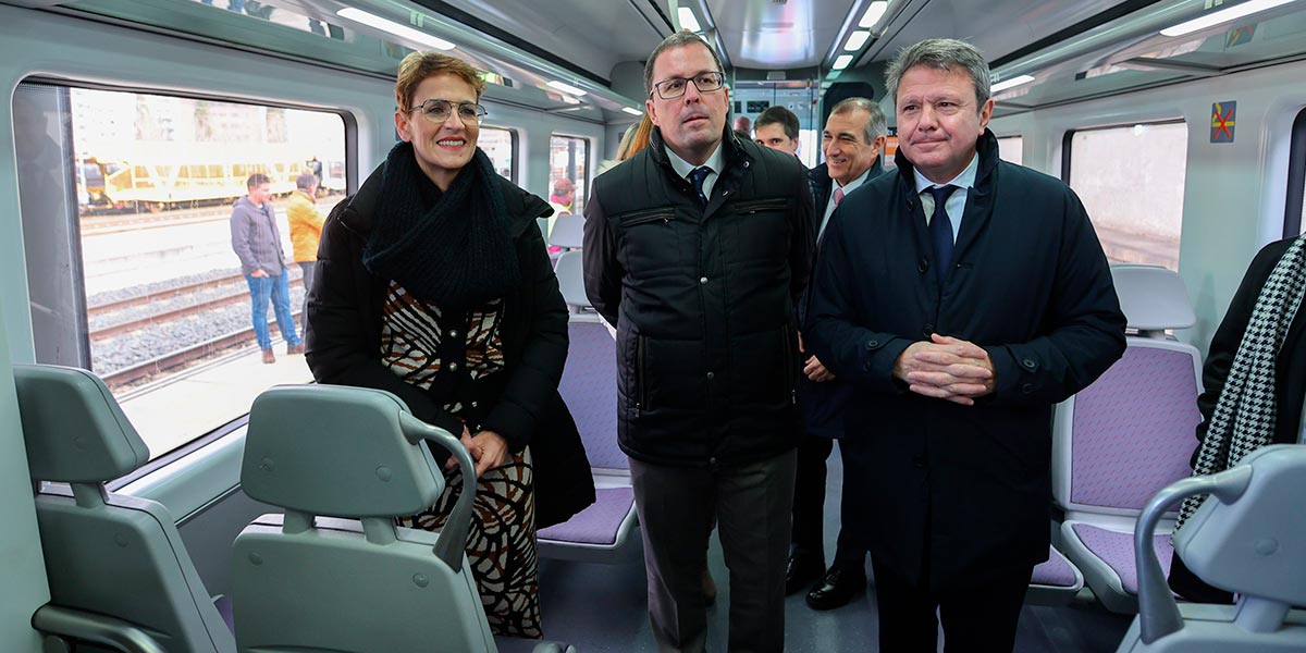 La Presidenta de Navarra, María Chivite, el secretario de Estado de Transportes y Movilidad Sostenible, José Antonio Santano, y el presidente de Renfe, Raül Blanco, en la visita a la estación de tren de Pamplona