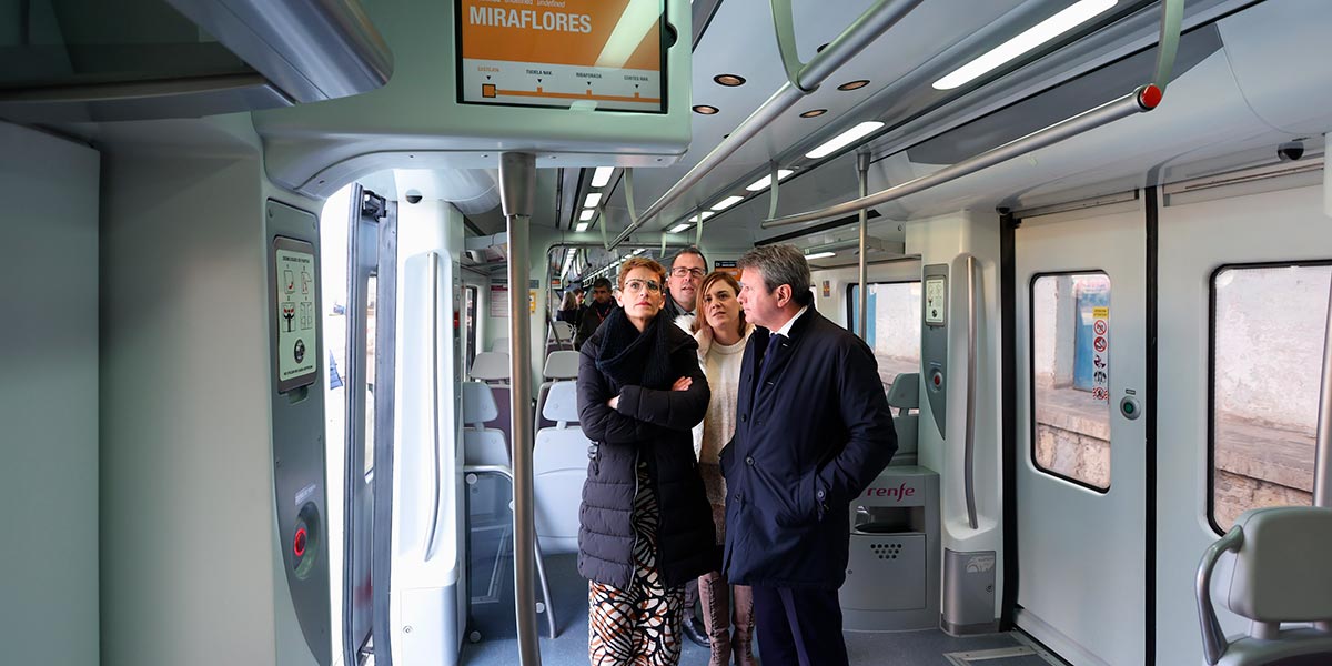 La Presidenta María Chivite y el secretario de Estado de Transportes y Movilidad Sostenible, José Antonio Santano, en la visita a la estación de tren de Pamplona