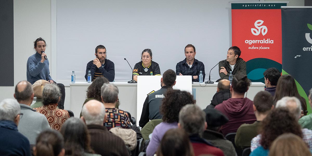 Estas cuatro personalidades del mundo del futbol reflexionaron sobre el impacto del deporte en la sociedad, las lenguas y los valores