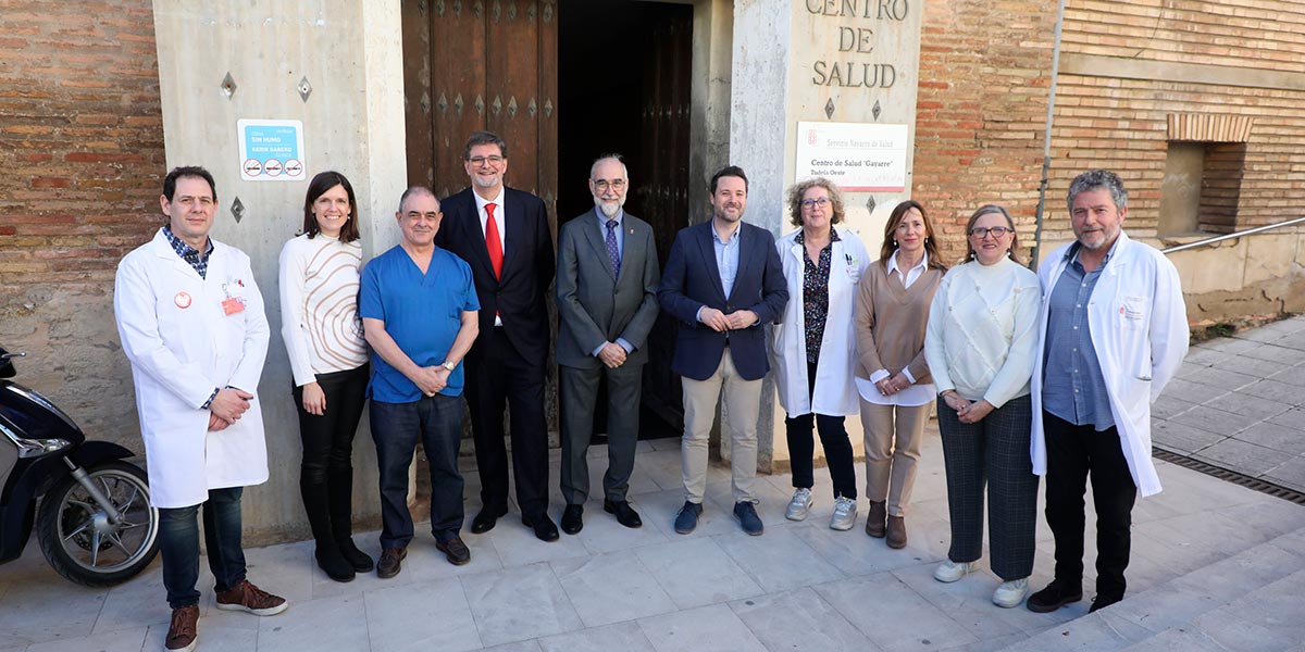 Fernando Dominguez, Alejandro Toquero, Alfredo Martínez y Ana Campillo acompañados por parte del equipo del centro