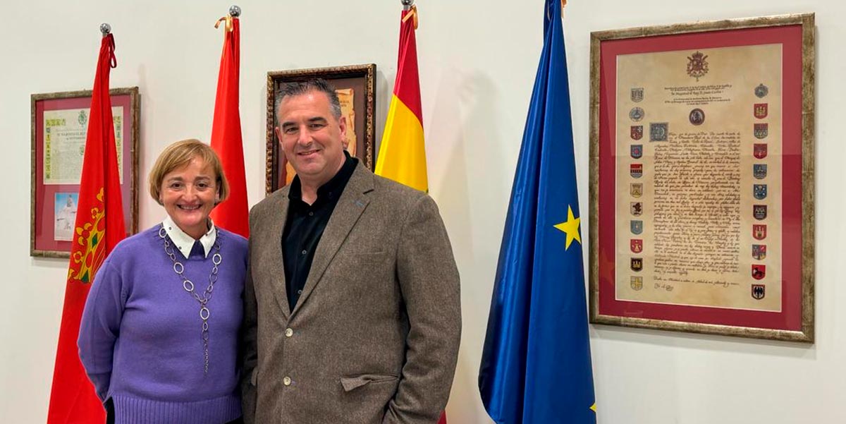 María Esther Villanueva Úcar, alcaldesa de Marcilla, con Rafael Loscos, presidente de AER