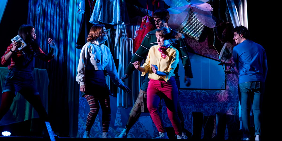 Tdiferencia en un momento de la representación de Onin y el Misterio del Teatro 2