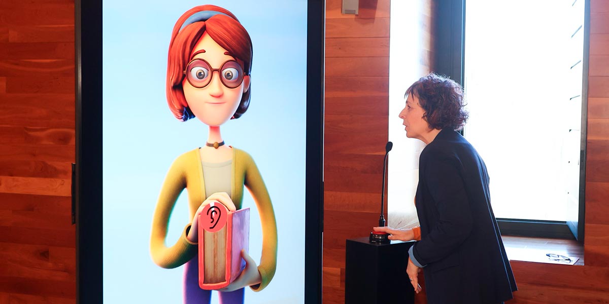 La consejera Rebeca Esnaola interactúa con 'Archibalda'