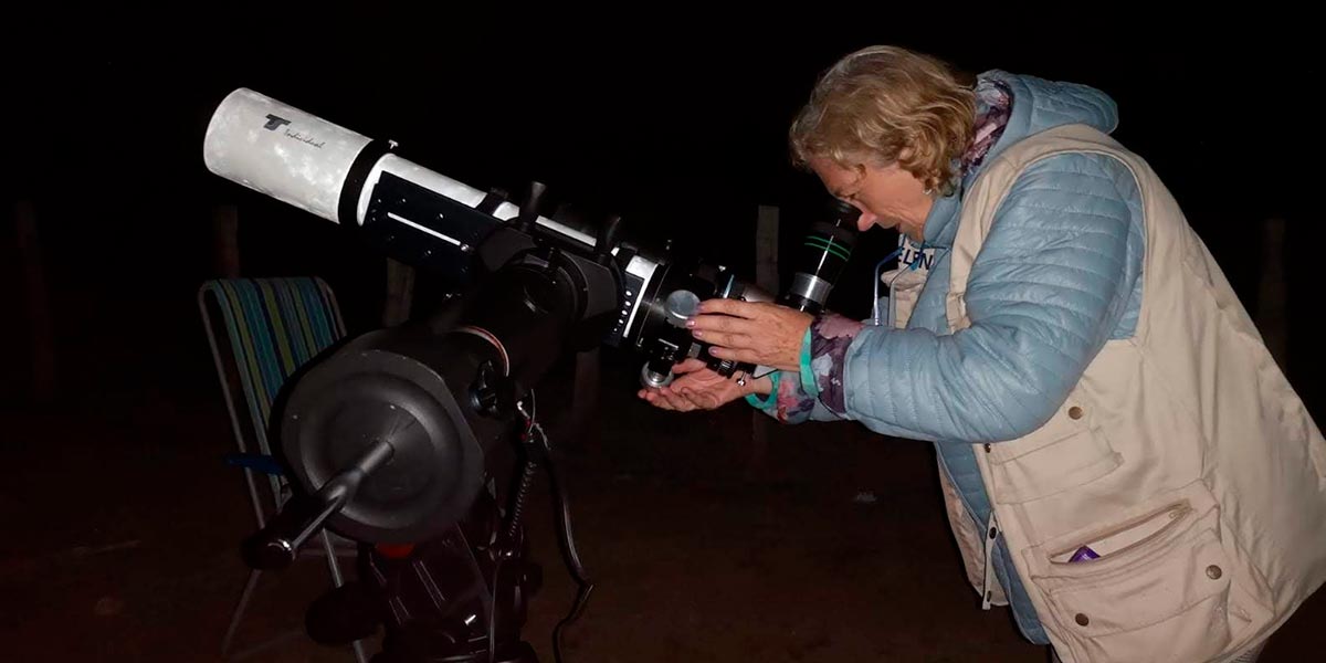 Belén Santamaría, a pie de telescopio, siempre agradecida a Carlos Alcaraz que fue quien le sugirió entrar en la Red SPMN