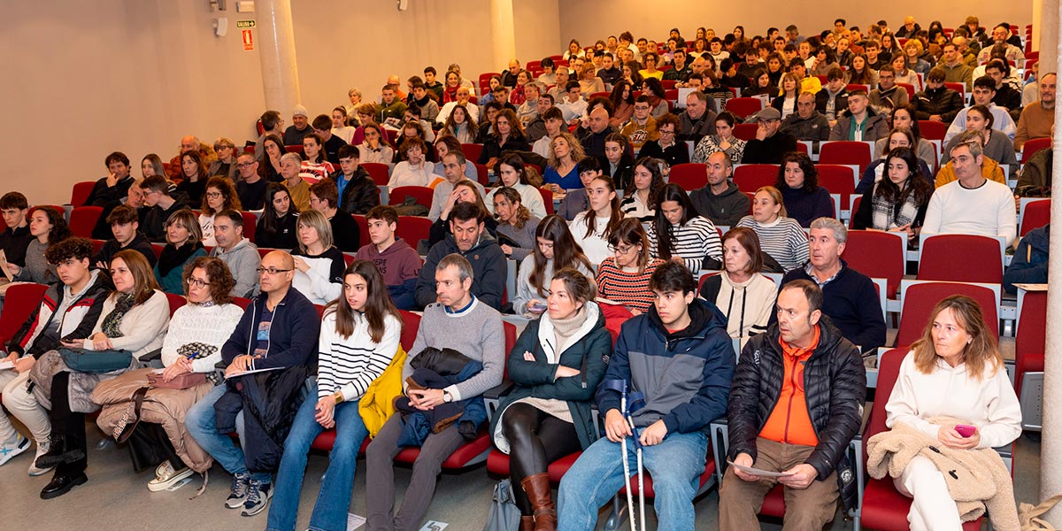 Imagen del salón de actos del campus de Tudela, minutos antes del inicio de la sesión de las titulaciones de salud