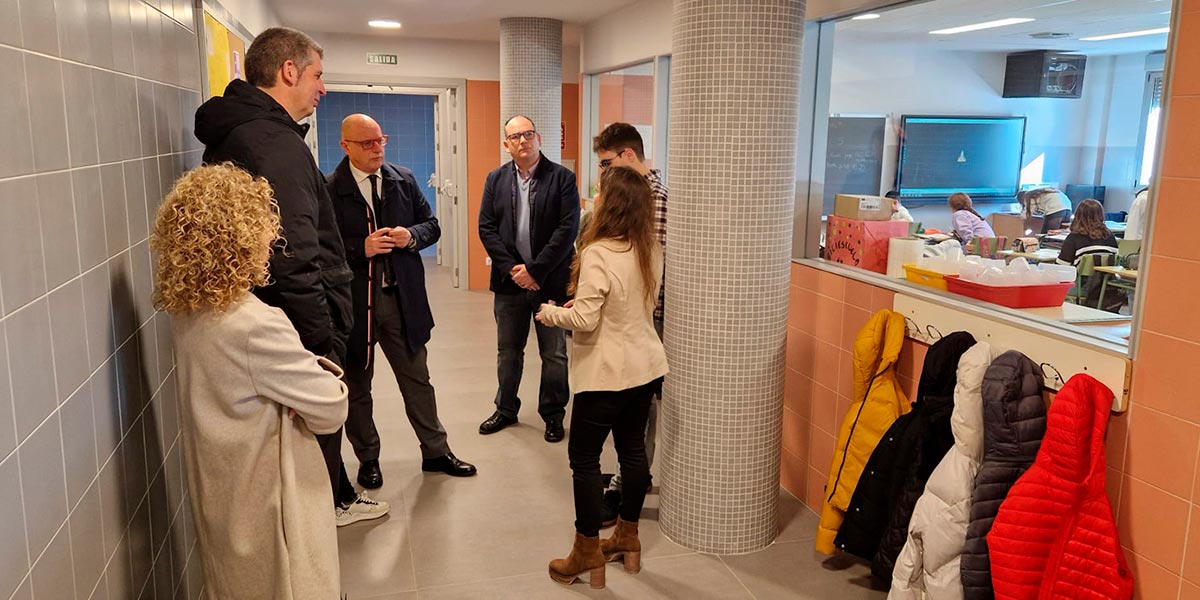 El consejero de Educación, Carlos Gimeno, ha visitado el CP Juan de Palafox de Fitero tras las obras de ampliación