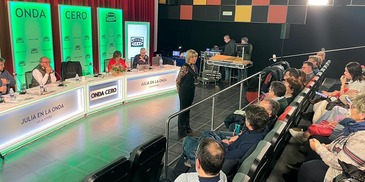 Julia Otero se acercó a los asistentes para agradecerles sus presencia y su acogida antes de comenzar el programa