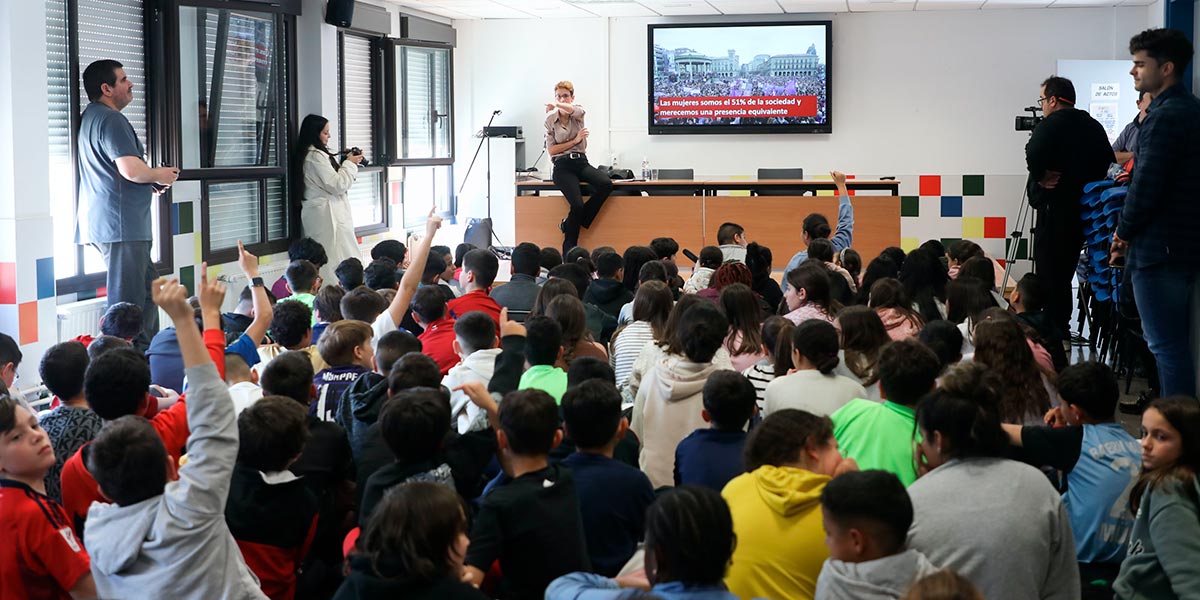 La Presidenta Chivite participa en una conferencia en el CPEIP Otero de Navascués en Cintruénigo