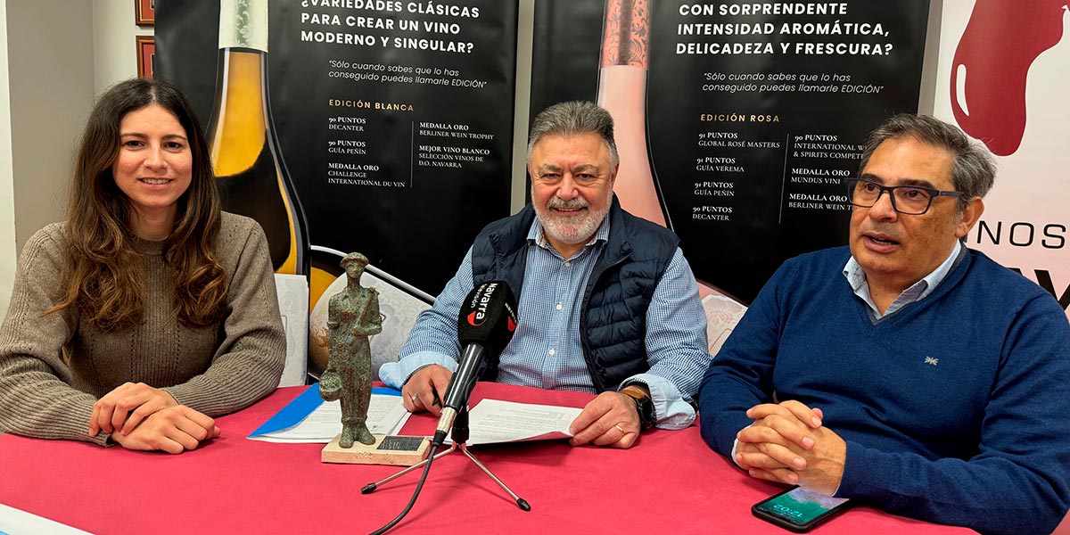 Lara Munárriz, directora de marketing de las Bodegas Príncipe de Viana, José María Pejenaute, presidente de la Federación de Sociedades Gastronómicas de Tudela El Hortelano y Javier Escalada, secretario y tesorero de la Federación