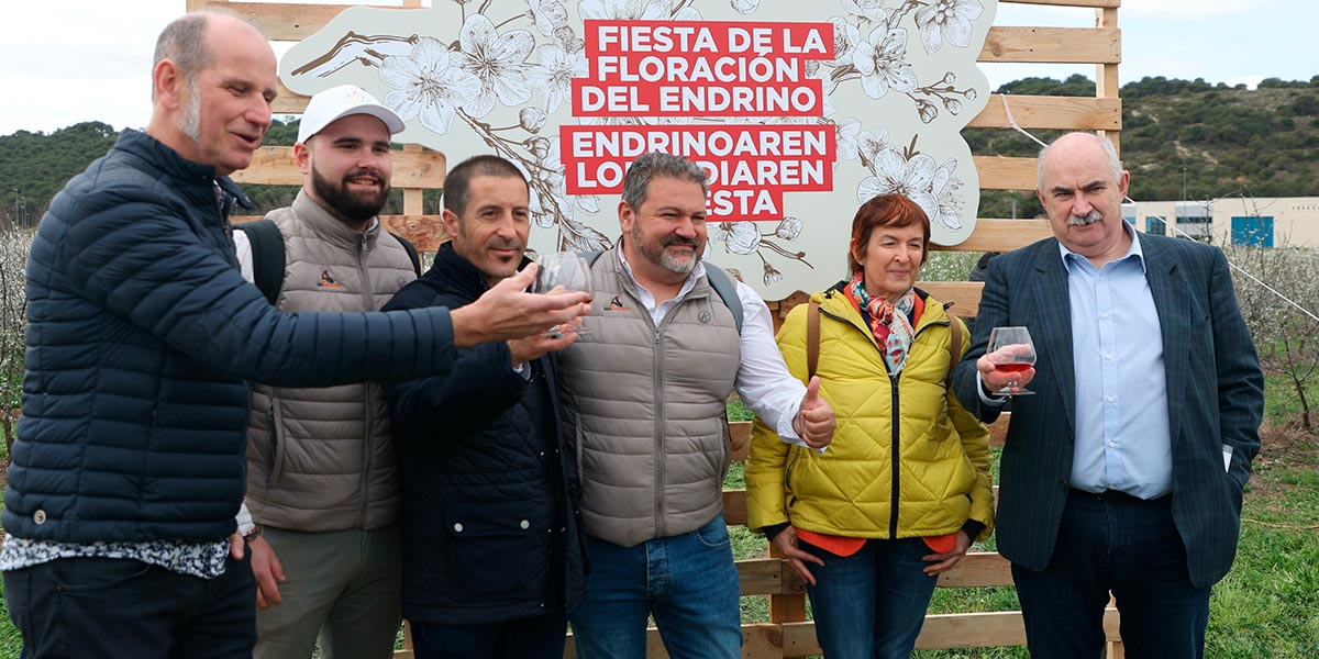 Adrián Subia, presidente de IG Pacharán Navarro; Juan Carlos Castillo, alcalde de Peralta; y José Mari Aierdi, consejero de Desarrollo Rural y Medio Ambiente en La Floración del Endrino en Peralta