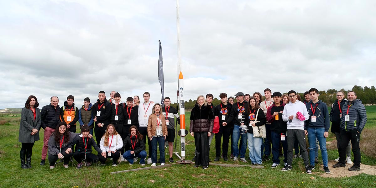 Los participantes en la VI edición de CanSat Navarra junto a Patricia Fanlo y Esmeralda Maso