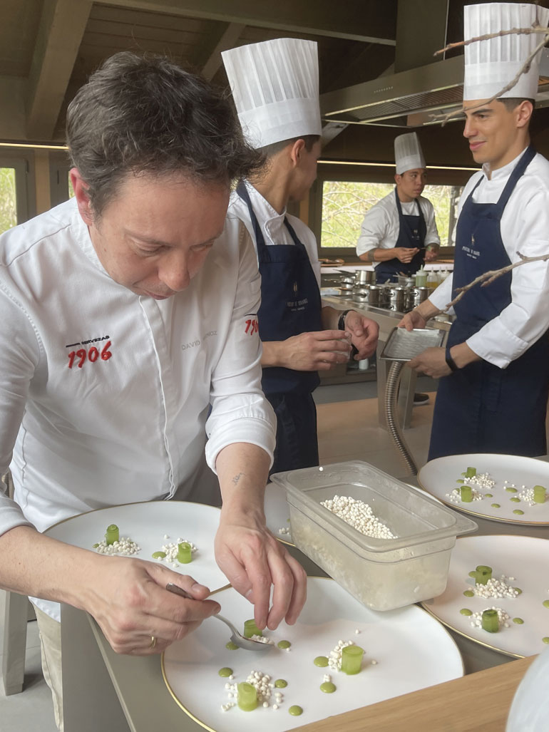 David Yarnoz elaborando un plato