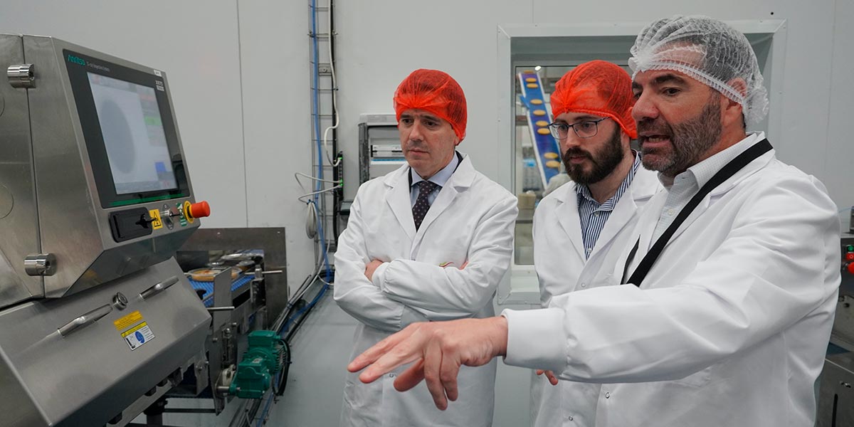 El director general de Elaborados Naturales, Sergio Beni, explica el proceso de producción al consejero de Industria y de Transición Ecológica y Digital Empresarial, Mikel Irujo