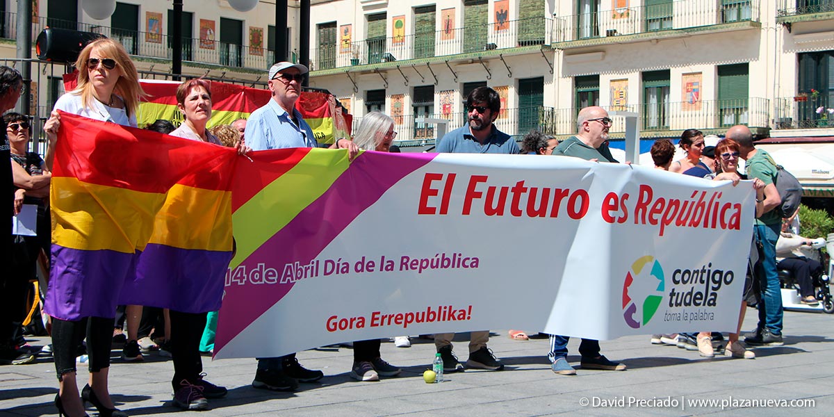 Tudela recuerda el Día de la República con un acto simbólico en la plaza de los Fueros 1