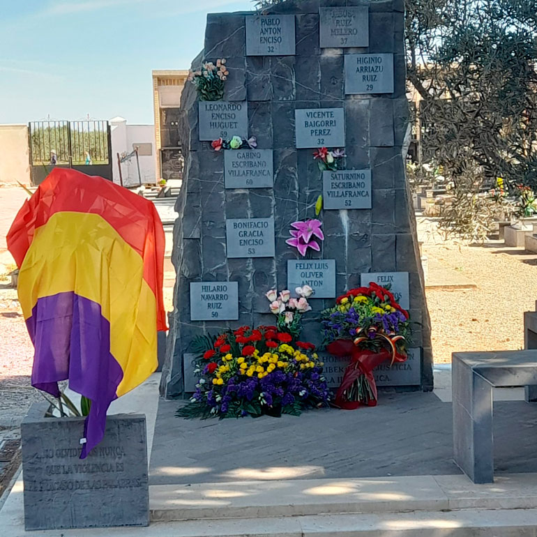 Se depositaron ofrendas florales y una bandera republicana en el monolito de los homenajeados
