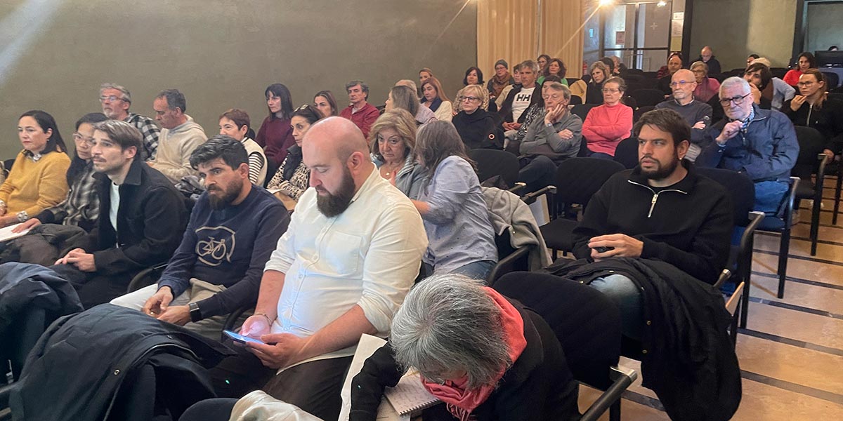 Asistentes a la conferencia 'Alimentación y sostenibilidad' impartida por Aitor Sánchez en la UNED Tudela