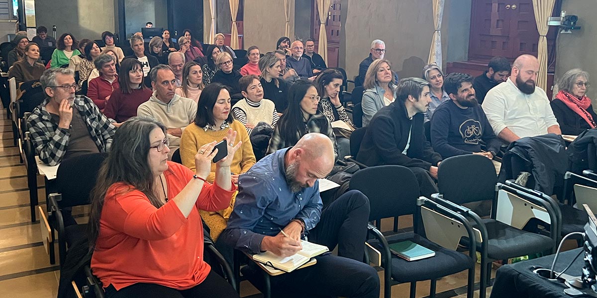 Asistentes a la conferencia 'Alimentación y sostenibilidad' impartida en la UNED por Aitor Sánchez