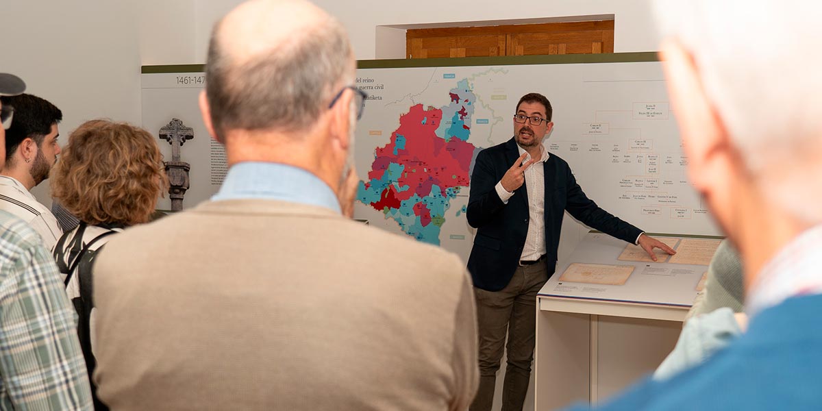 Momento de la visita guiada a la exposición de Iñigo Mugueta