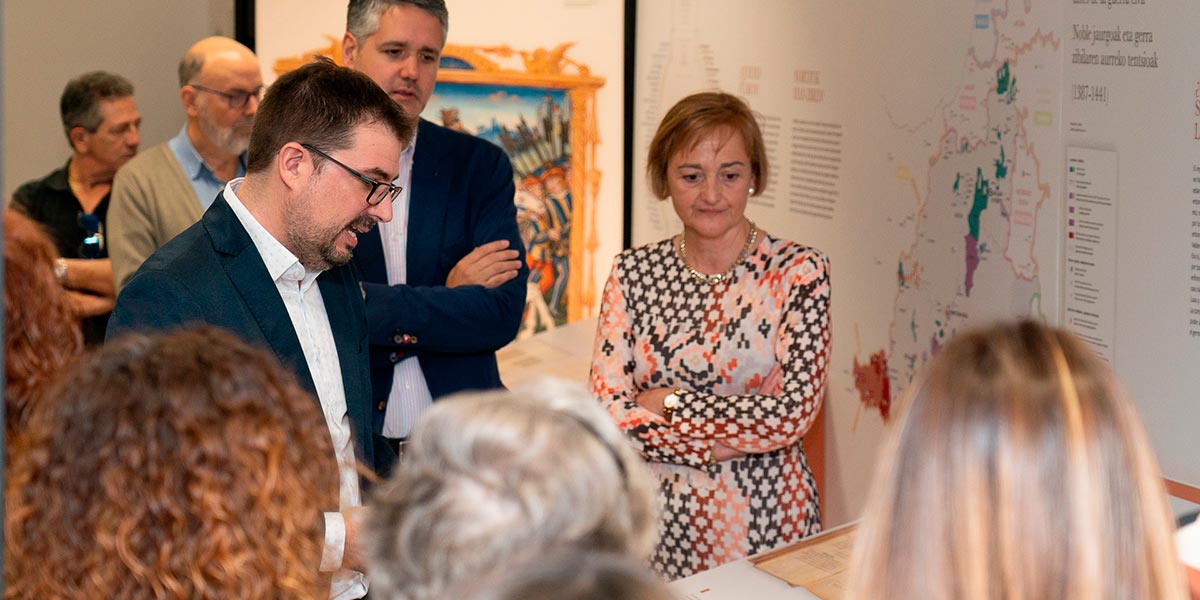 Momento de la visita guiada a la exposición de Iñigo Mugueta, comisario de la muestra