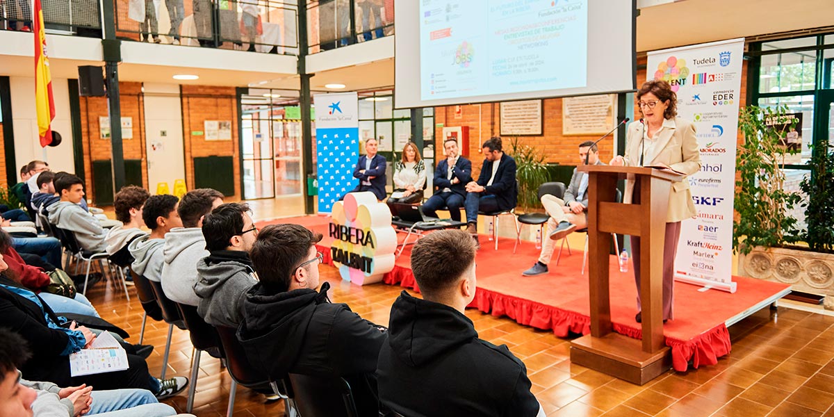 La consejera participa en la apertura de la feria de empleo Ribera Talent, en Tudela 