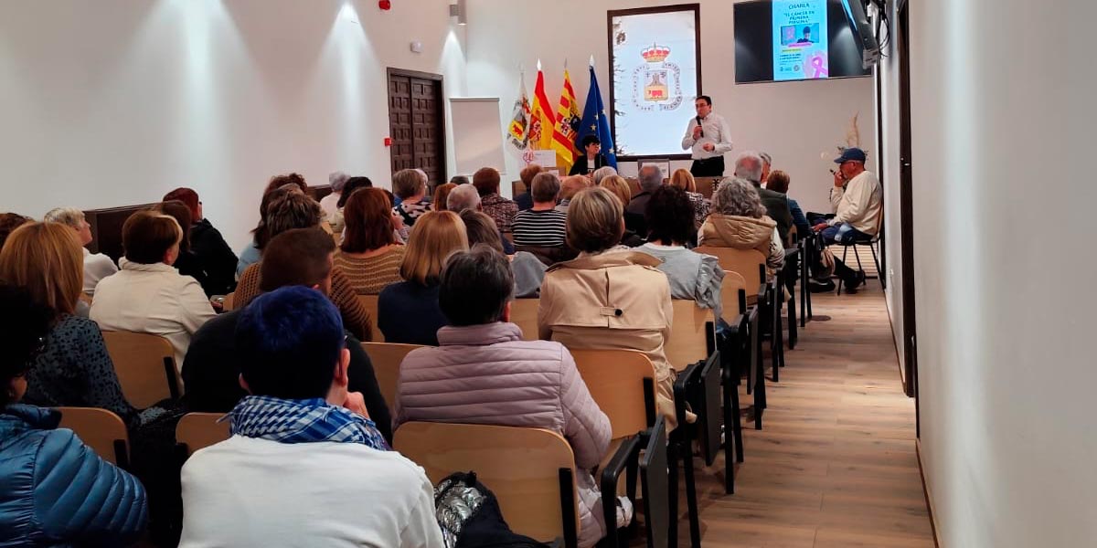 Charla de Mónica Lozano en la sala de la Casa de las Conchas en Borja 1