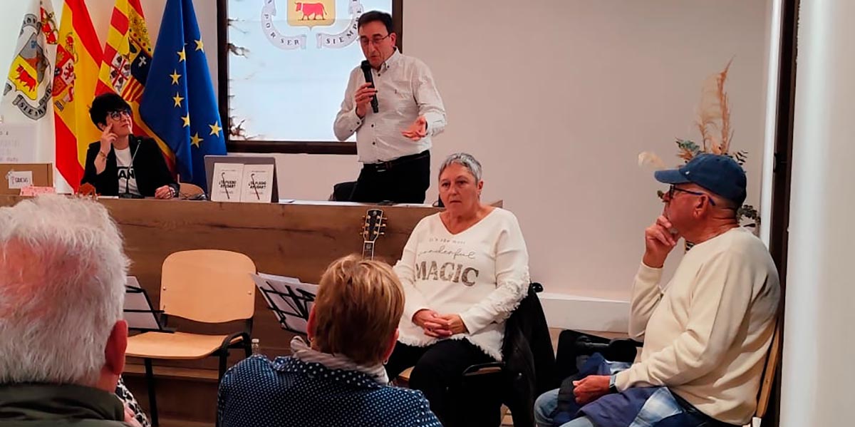 Charla de Mónica Lozano en la sala de la Casa de las Conchas en Borja 3