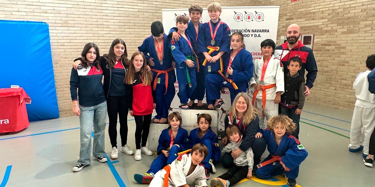 El equipo del Ribera Navarra en el podium tras la entrega de medallas