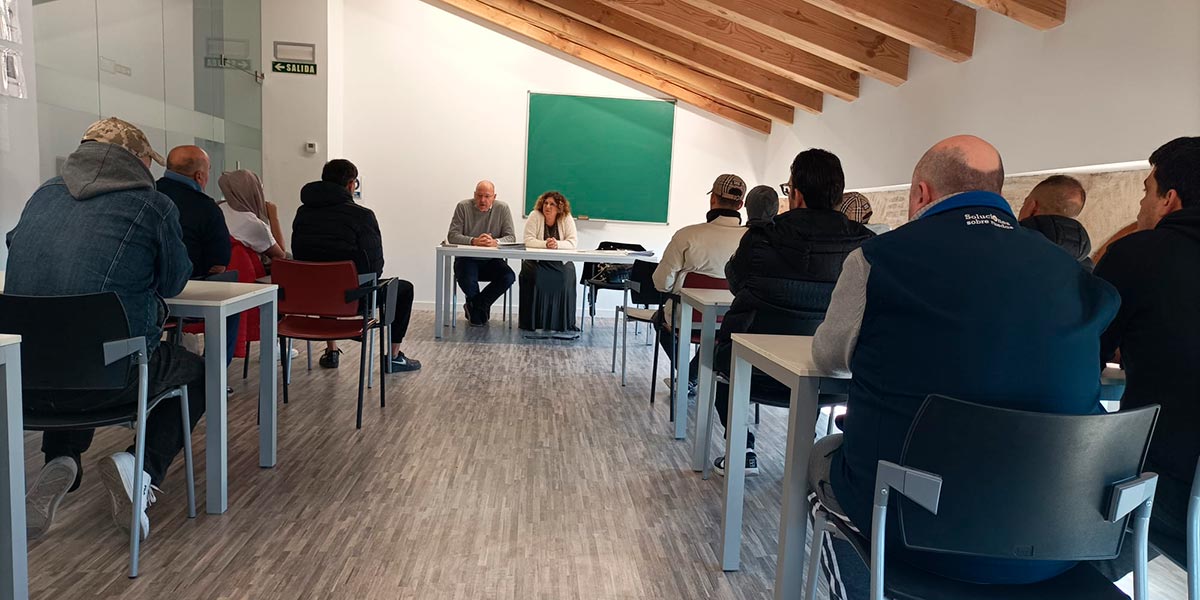 En la mesa, Mari Carmen Segura, alcaldesa de Villafranca, y Emilio Lezana, director gerente de la Fundación Laboral de la Construcción