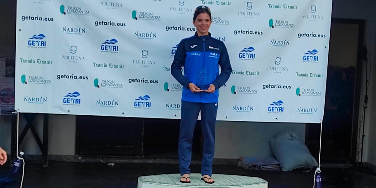 María Laínez celebra su victoria como primera cadete en el Triatlón de Guetaria